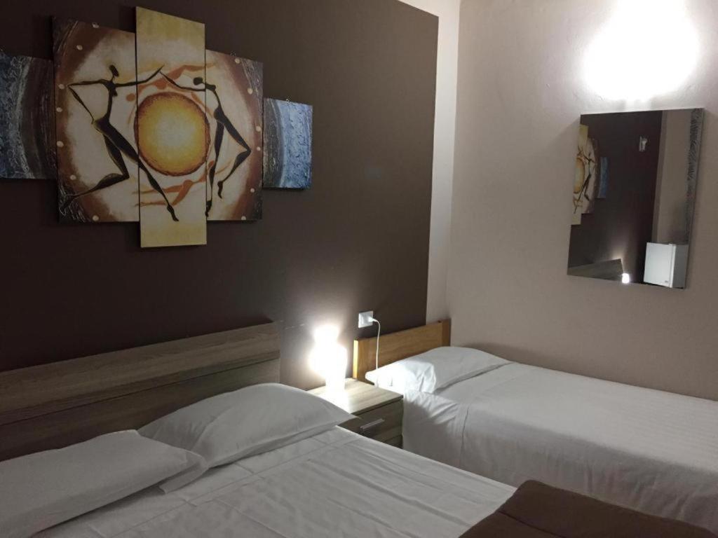 Hotel Elena 1 Self Check-In ปาร์มา ภายนอก รูปภาพ